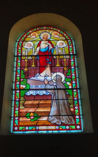 Stiekem via de achteringang, het podium en het altaar naar binnen en net als in Ouroux heeft ook deze kerk mooie, fris gekleurde ramen. Even genieten van deze stilte en kleur.