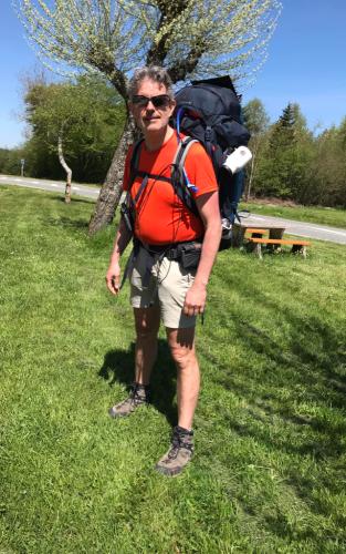 Daar ben ik dan met mijn fors uitgevallen rugzak die qua gewicht in de loop van de dag afneemt van 20 naar 15 kg, omdat ik dan 4,5 liter water op heb